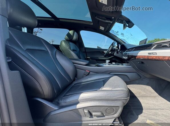 WA1LHAF7XJD045466 2018 AUDI Q7 White Front interior view