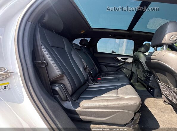 WA1LHAF7XJD045466 2018 AUDI Q7 White Front view