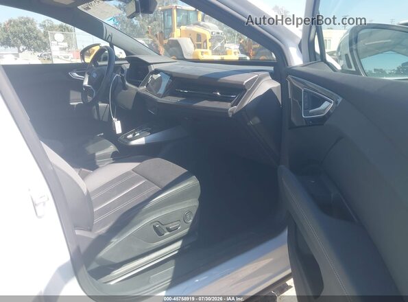 WA1LUBFZ0RP034876 2024 AUDI Q4 Белый Вид салона спереди