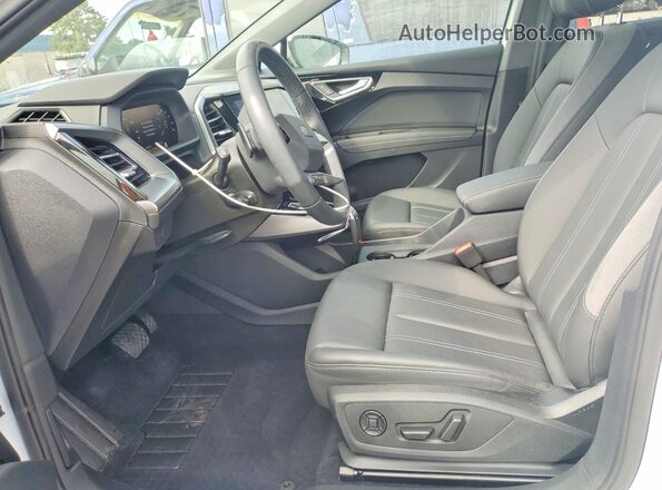 WA1LUBFZ4RP054077 2024 AUDI Q4 White Սալոնի դիմացի տեսք