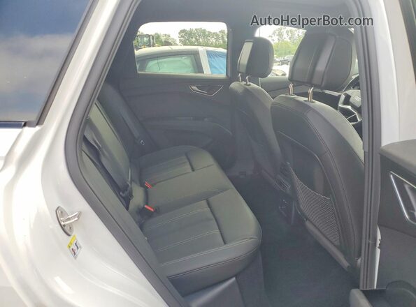 WA1LUBFZ4RP054077 2024 AUDI Q4 White Սալոնի հետևի տեսք