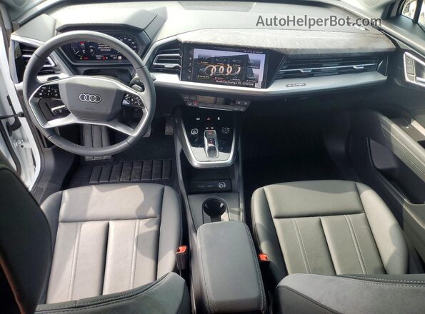 WA1LUBFZ4RP054077 2024 AUDI Q4 White Առջևի վահանակի տեսք