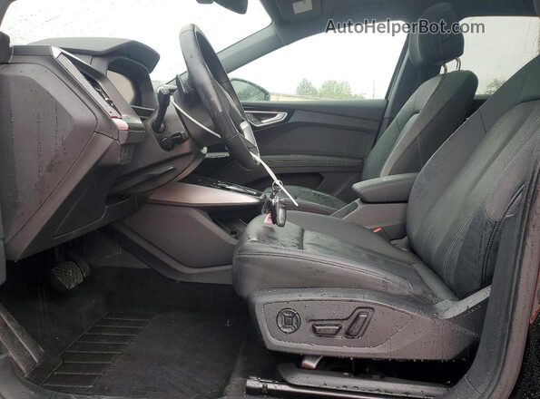WA1LUBFZ8RP077541 2024 AUDI Q4 Black Widok wnętrza z przodu
