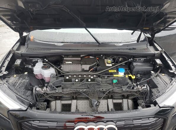 WA1LUBFZ8RP077541 2024 AUDI Q4 Black Widok komory silnika