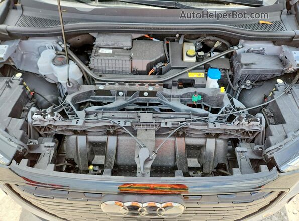 WA1LUBFZ9RP084319 2024 AUDI Q4 Silver ძრავის განყოფილების ხედი