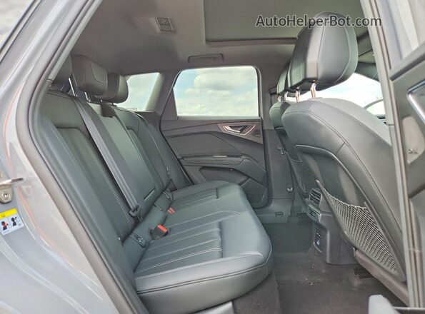 WA1LUBFZ9RP084319 2024 AUDI Q4 Silver უკანა სალონის ხედი