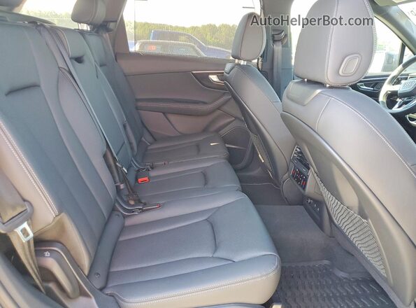 WA1LVBF72TD005240 2026 AUDI Q7 Gray Vista interior trasera