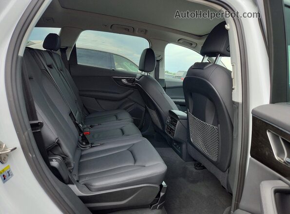 WA1LXBF74PD007152 2023 AUDI Q7 White Widok wnętrza z tyłu