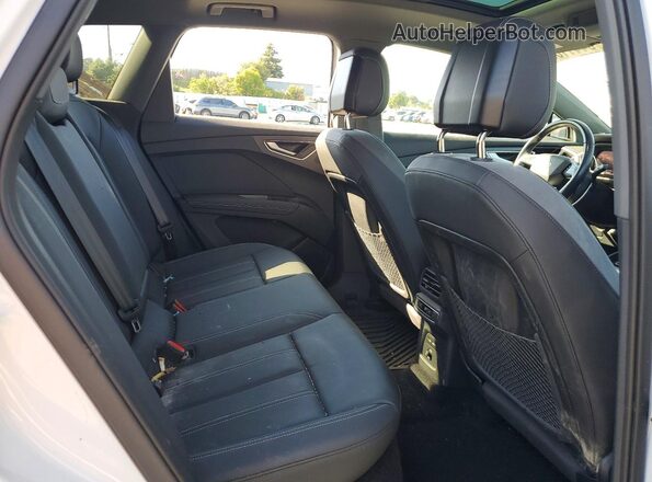 WA1MUBFZ3RP038666 2024 AUDI Q4 White Widok tylnych siedzeń