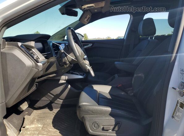 WA1MUBFZ3RP038666 2024 AUDI Q4 White Widok wnętrza z przodu