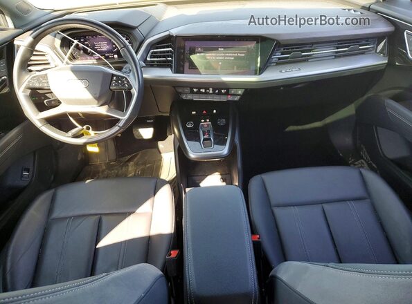 WA1MUBFZ3RP038666 2024 AUDI Q4 White Widok deski rozdzielczej
