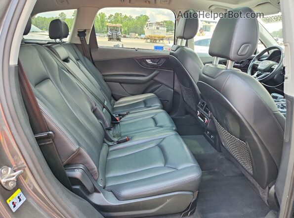 WA1VAAF70JD038331 2018 AUDI Q7 Charcoal Widok wnętrza z tyłu