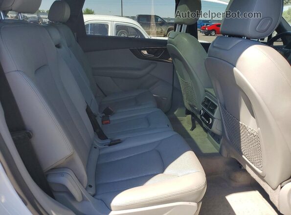 WA1VAAF70JD040855 2018 AUDI Q7 White Вид задньої частини салону