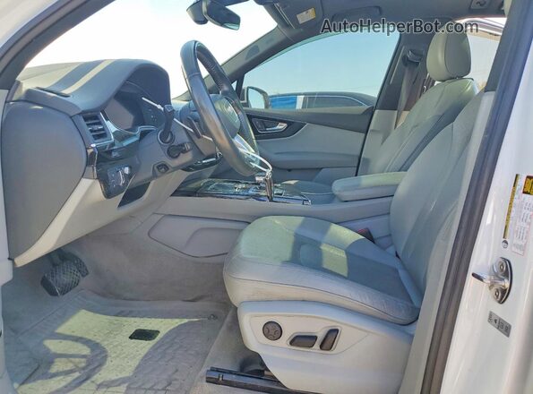 WA1VAAF70JD040855 2018 AUDI Q7 White Вид салону спереду