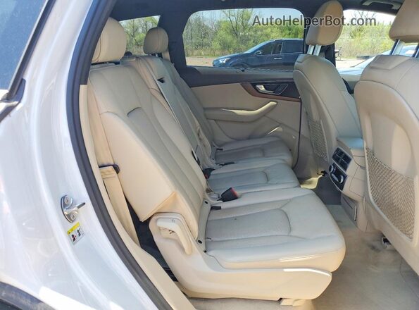 WA1VAAF72HD031195 2017 AUDI Q7 White Widok wnętrza z tyłu