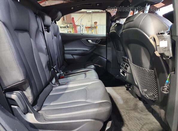 WA1VAAF72JD040663 2018 AUDI Q7 Серебряный Вид задних сидений