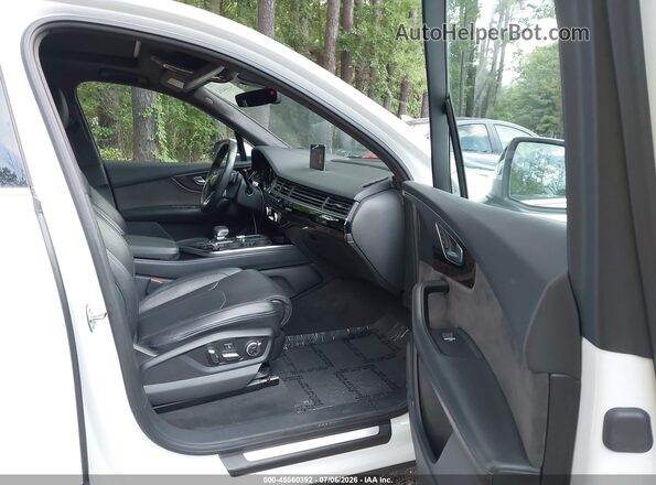 WA1VAAF76JD038575 2018 AUDI Q7 White Front interior view