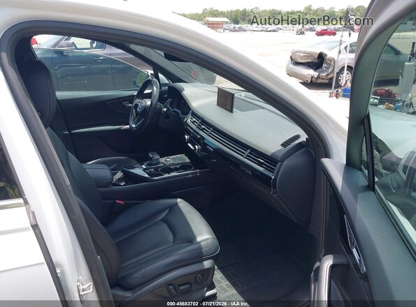 WA1VAAF76JD050371 2018 AUDI Q7 White წინა სალონის ხედი