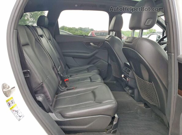 WA1VAAF77HD039907 2017 AUDI Q7 White Widok wnętrza z tyłu