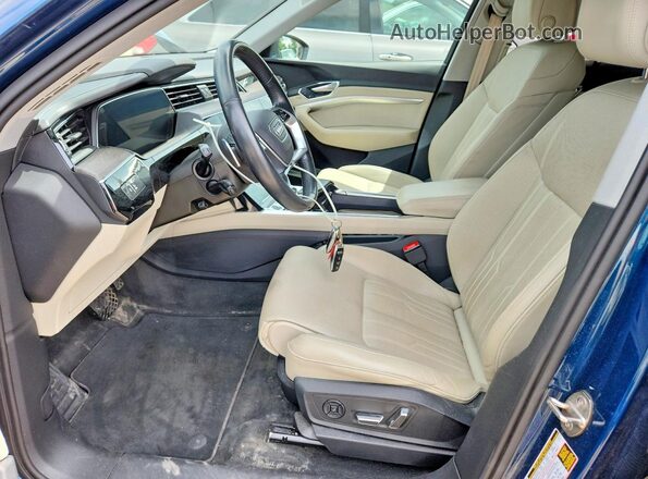 WA1VABGE4MB015766 2021 AUDI E-TRON Blue Вид салону спереду