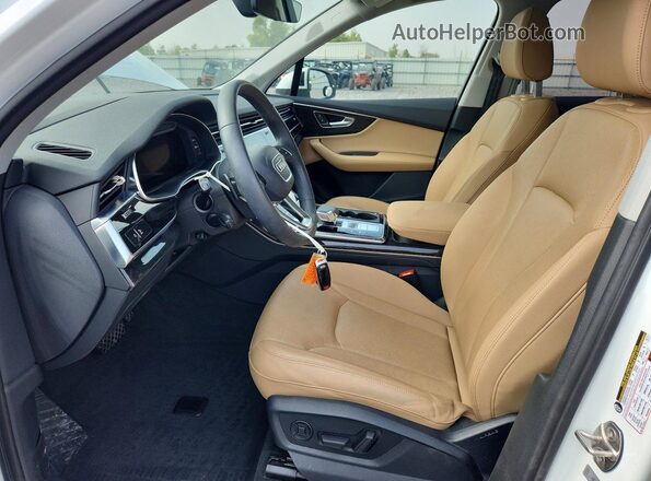 WA1VXAF76MD010651 2021 AUDI Q7 White Вид салону спереду