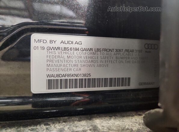 WAU8DAF85KN013825 2019 AUDI A8 Black Vista del compartimento del motor