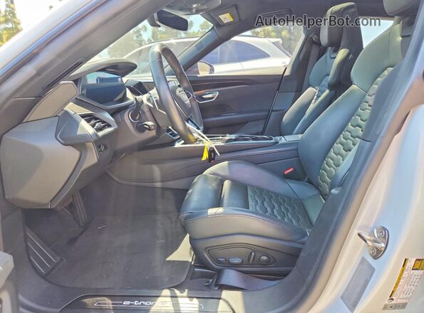 WAUEJBFW2N7004895 2022 AUDI E-TRON Белый Вид салона спереди