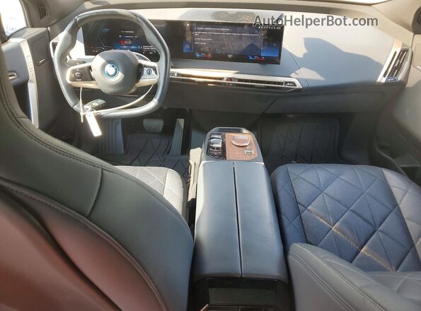 WB523CF04PCM48299 2023 BMW IX Gray Widok deski rozdzielczej