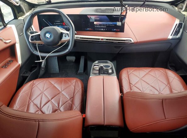 WB523CF08RCP44882 2024 BMW IX Charcoal წინა პანელის ხედი