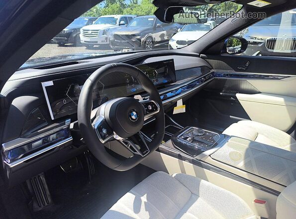 WBA33EH02TCW78982 2026 BMW 7 SERIES Blue Вид салону спереду