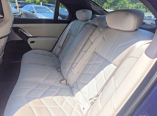 WBA33EH02TCW78982 2026 BMW 7 SERIES Blue Вид задніх сидінь