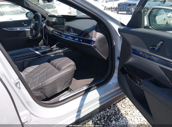WBA33EH03TCW58840 2026 BMW 7 SERIES Gray Vista interior delantera