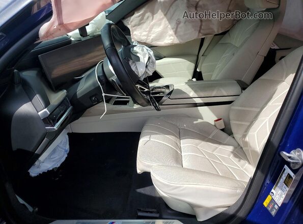 WBA43EH08RCS10915 2024 BMW 7 SERIES Blue წინა სალონის ხედი