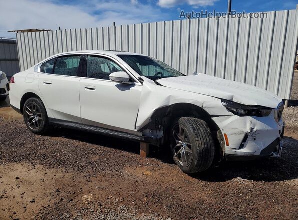 WBA43FJ01TCV64041 2026 BMW 5 SERIES White Delantero derecho
