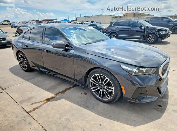 WBA43FJ03SCU14981 2025 BMW 5 SERIES Угольный Передняя правая четверть