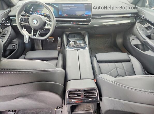 WBA43FJ03SCU14981 2025 BMW 5 SERIES Угольный Вид панели приборов