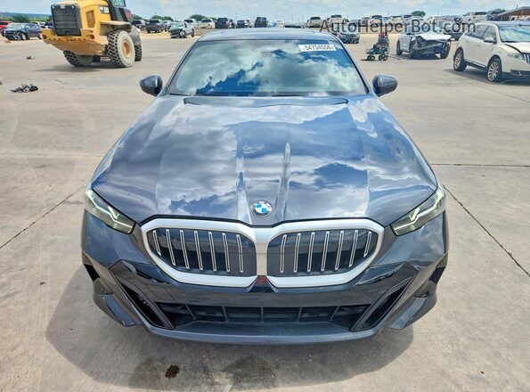 WBA43FJ03SCU14981 2025 BMW 5 SERIES Угольный Вид спереди
