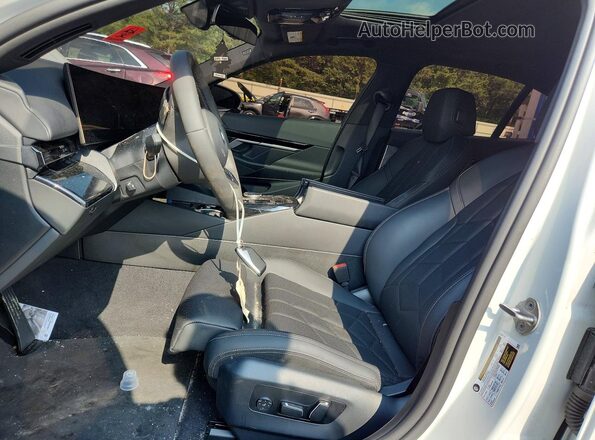 WBA43FJ04RCS11897 2024 BMW 5 SERIES White Front interior view