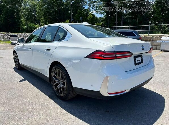 WBA43FJ09TCV72808 2026 BMW 5 SERIES Белый Задняя левая четверть