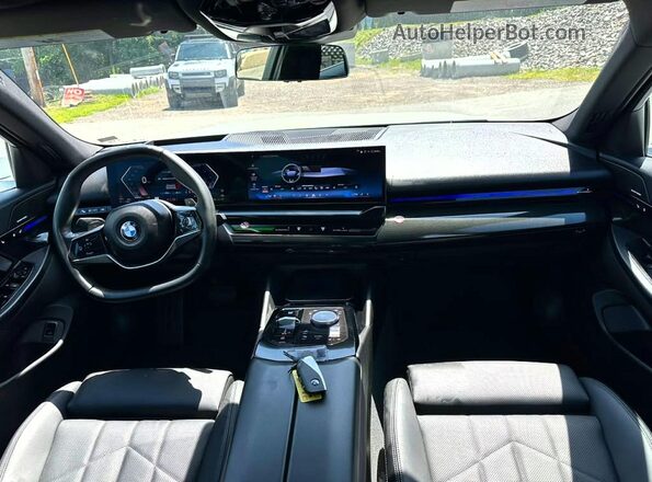 WBA43FJ09TCV72808 2026 BMW 5 SERIES Белый Вид салона спереди
