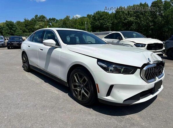 WBA43FJ09TCV72808 2026 BMW 5 SERIES Белый Передняя правая четверть