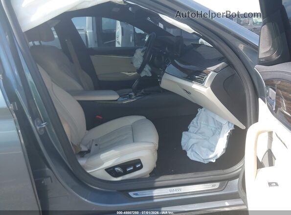 WBA53BH01NWX46391 2022 BMW 5 SERIES Gray წინა სალონის ხედი