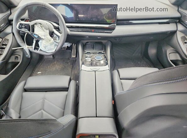 WBA53FJ01TCV70264 2026 BMW 5 SERIES Gray Vista del salpicadero