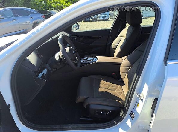WBA53FJ01TCW71868 2026 BMW 5 SERIES White Вид салону спереду