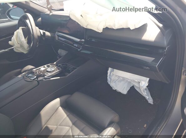 WBA53FJ02TCV74372 2026 BMW 5 SERIES Золотой Вид салона спереди