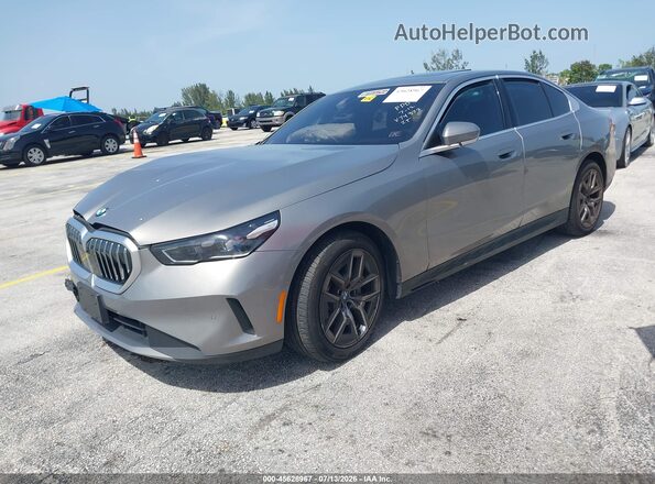 WBA53FJ02TCV74372 2026 BMW 5 SERIES Золотой Передняя левая четверть