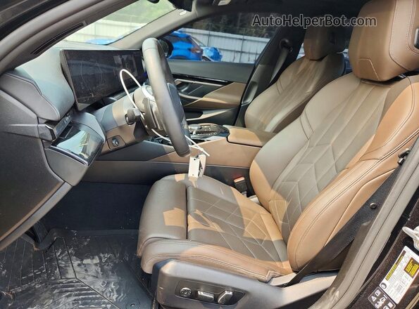 WBA53FJ04RCR24223 2024 BMW 5 SERIES Black Widok wnętrza z przodu