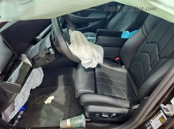 WBA53FJ04RCS08342 2024 BMW 5 SERIES Gray Vista interior delantera