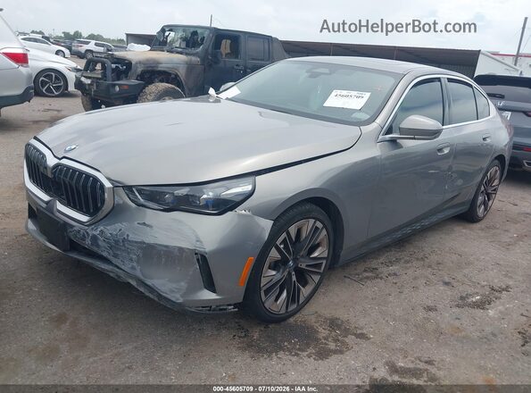WBA53FJ06RCP87561 2024 BMW 5 SERIES Silver Vista tres cuartos delantera izquierda