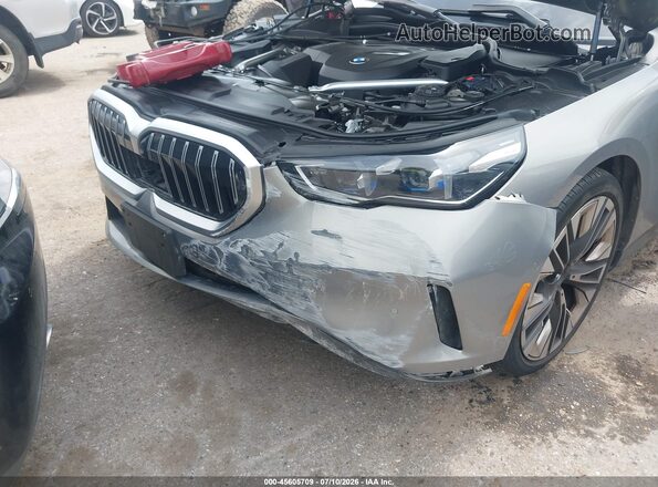 WBA53FJ06RCP87561 2024 BMW 5 SERIES Silver Vista frontal